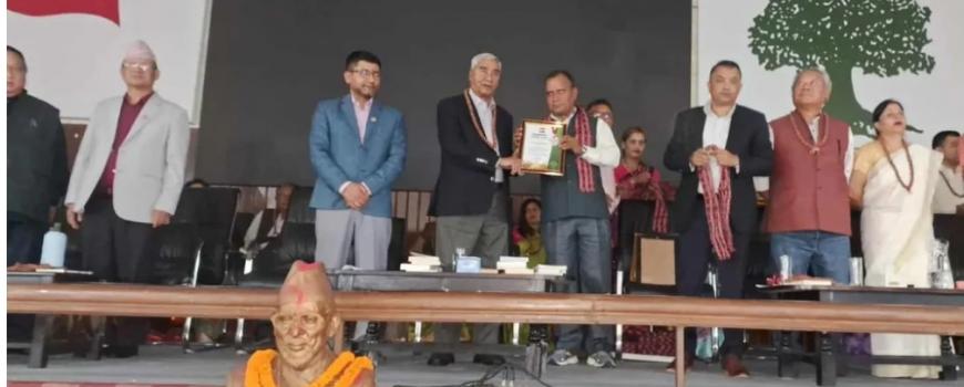 केन्द्रीय पुस्तकालयमा सहयोग गर्ने चौलागाईँलाई सभापति देउवाको सम्मान