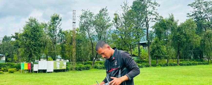 “जमिनले बाटो छेक्दा आकाशबाट राहत : विपद्को मोर्चामा झापाका अनिल प्रधान”