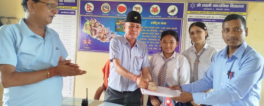 सानो उमेर, ठूलो सोच : लक्ष्मी माविका विद्यार्थीले खाजा खर्चबाट दिए बाढीपीडितलाई रु. १० हजार ४०